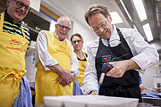 Sternekoch Dieter Müller gibt den Teilnehmern bei seinem Koch-Event kulinarische Profi-Tipps  ©Fotos: Martin Lugger